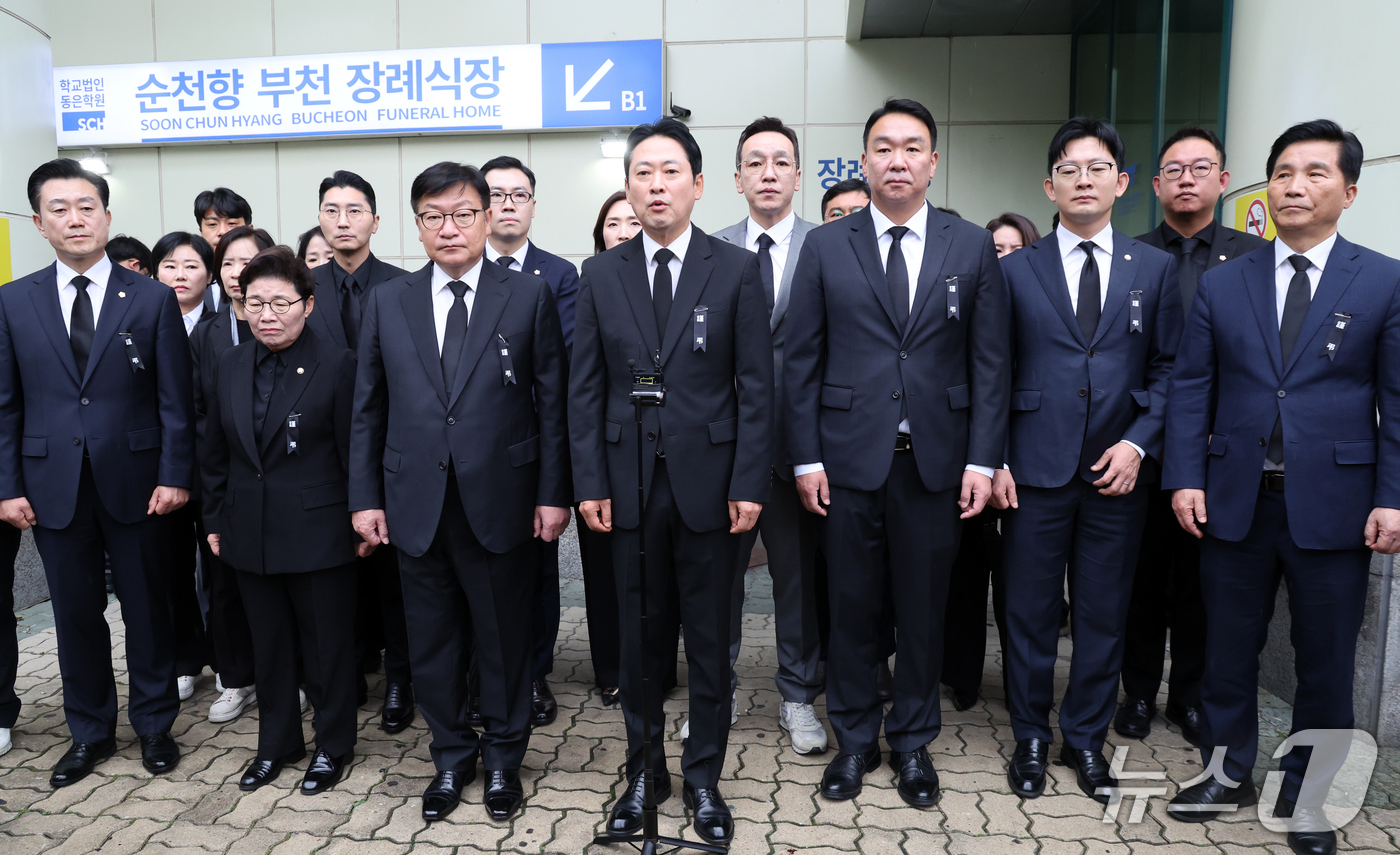 (부천=뉴스1) 황기선 기자 = 장동혁 국민의힘 대표가 18일 경기 부천시 순천향대학교 병원 장례식장에 마련된 부천 도장공장 화재 순직 소방관 빈소 조문을 마치고 발언을 하고 있다 …