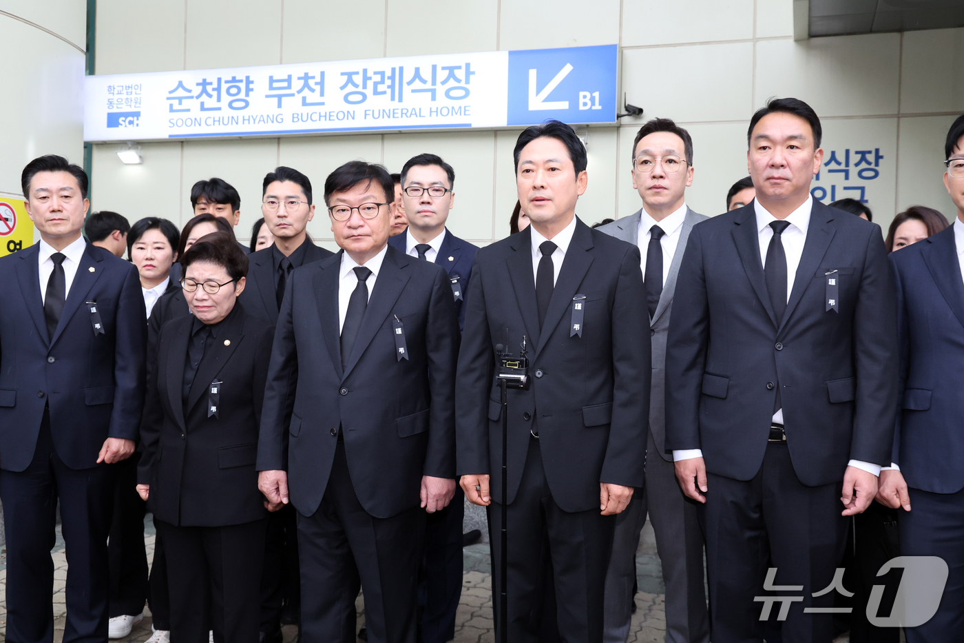 (부천=뉴스1) 황기선 기자 = 장동혁 국민의힘 대표가 18일 경기 부천시 순천향대학교 병원 장례식장에 마련된 부천 도장공장 화재 순직 소방관 빈소 조문을 마치고 발언을 하고 있다 …