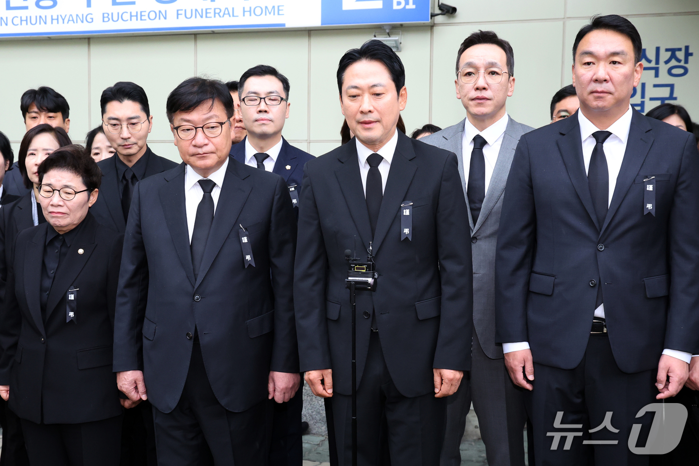 (부천=뉴스1) 황기선 기자 = 장동혁 국민의힘 대표가 18일 경기 부천시 순천향대학교 병원 장례식장에 마련된 부천 도장공장 화재 순직 소방관 빈소 조문을 마치고 발언을 하고 있다 …
