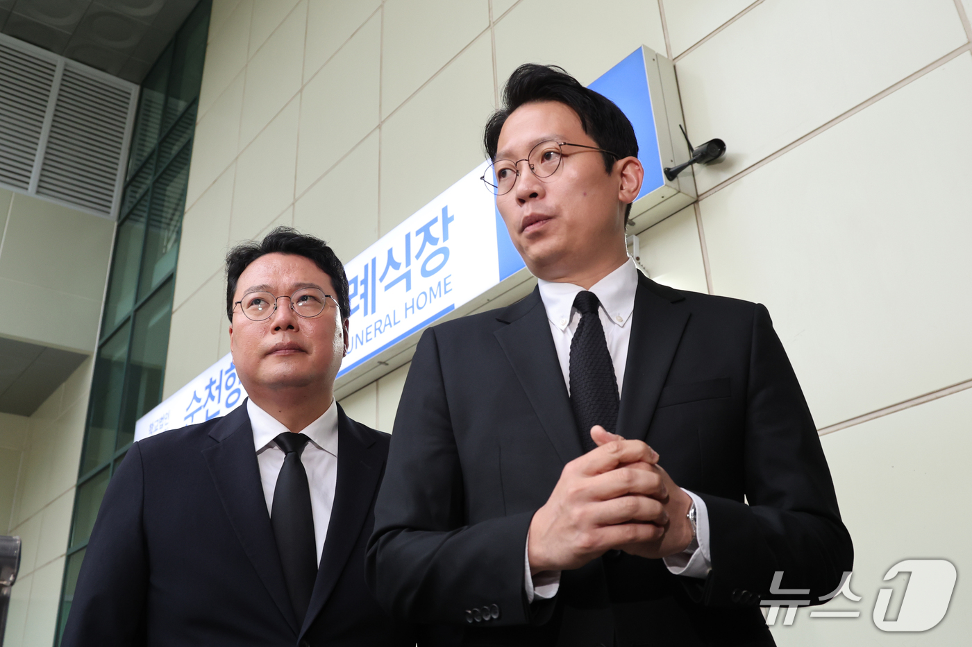 (부천=뉴스1) 황기선 기자 = 개혁신당 이기인 비상대책위원장과 천하람 원내대표가 18일 경기 부천시 순천향대학교 병원 장례식장에 마련된 부천 도장공장 화재 순직 소방관 빈소 조문 …