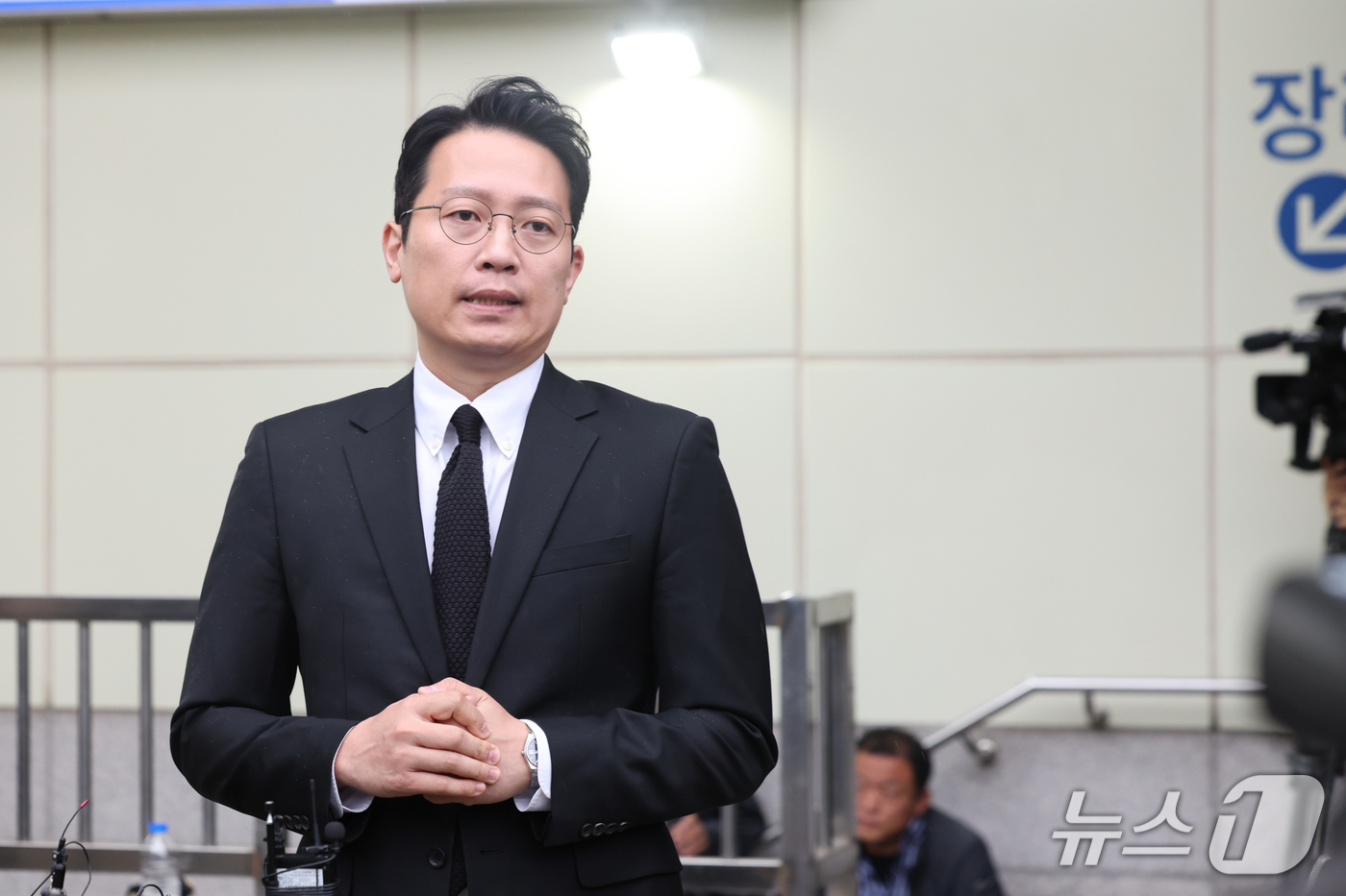(부천=뉴스1) 황기선 기자 = 이기인 개혁신당 비상대책위원장이 18일 경기 부천시 순천향대학교 병원 장례식장에 마련된 부천 도장공장 화재 순직 소방관 빈소 조문을 마치고 발언을 …