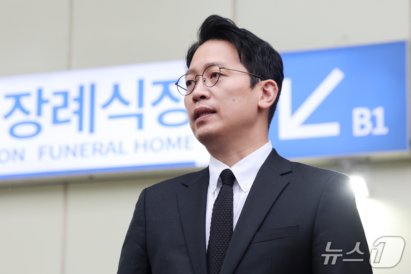 (부천=뉴스1) 황기선 기자 = 이기인 개혁신당 비상대책위원장이 18일 경기 부천시 순천향대학교 병원 장례식장에 마련된 부천 도장공장 화재 순직 소방관 빈소 조문을 마치고 발언을 …