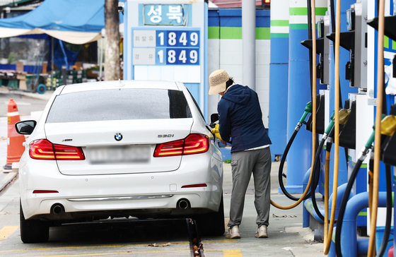 전국 주유소 기름값 소폭 하락…휘발유·경유 1800원대