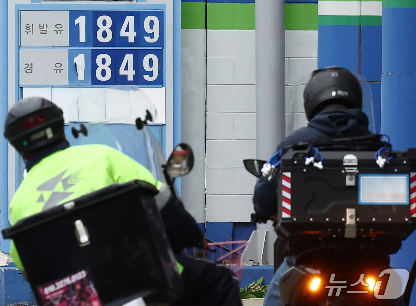 (서울=뉴스1) 김민지 기자 = 전국 주유소 기름값이 지난주보다 소폭 내리며 22주 연속 하락세를 보였다.한국석유공사 유가정보시스템 오피넷에 따르면 10월 둘째 주 전국 주유소 휘 …