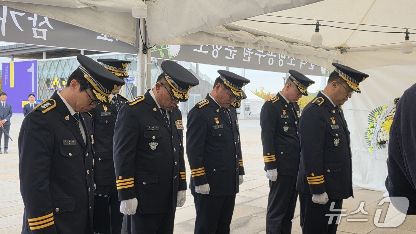 본문 이미지 - 김보준 세종경찰청장(오른쪽)과 세종경찰청 간부들이 18일 오전 세종중앙공원 도시축제마당에 마련된 고(故) 김진석 소방위 합동분향소를 찾아 조문하고 있다. 2026.10.18 ⓒ 뉴스1 장동열 기자