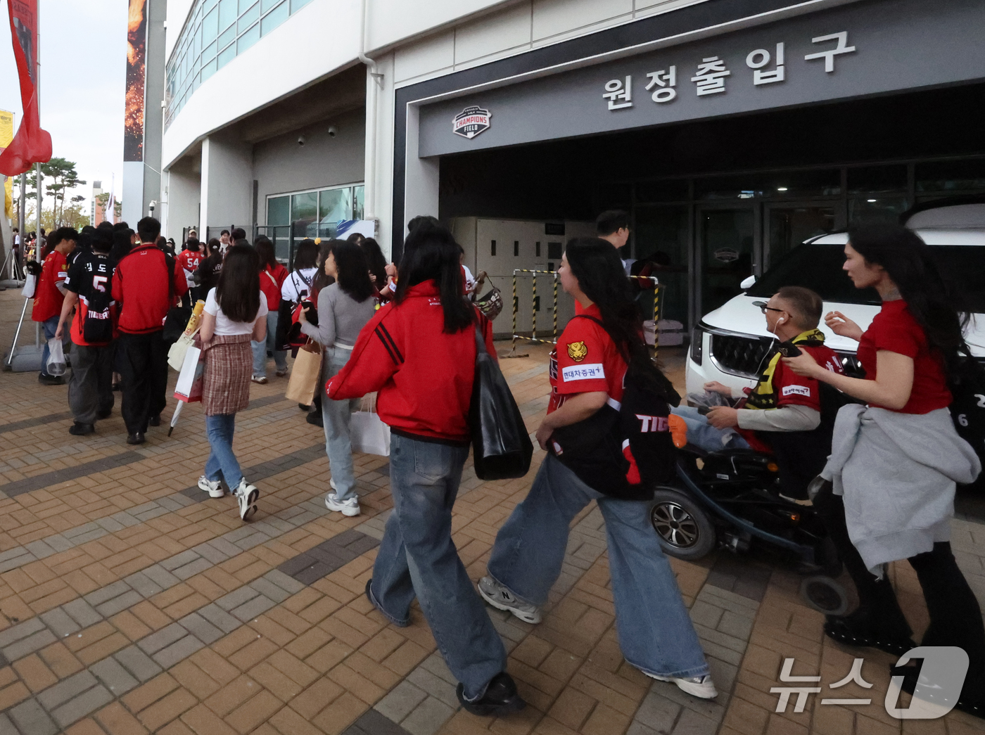 (광주=뉴스1) 안재영 기자 = 18일 오후 전남광주 기아챔피언스필드에서 열리는 프로야구 2026 신한 SOL KBO 포스트시즌 준플레이오프 2차전 KIA 타이거즈와 LG 트윈스의 …