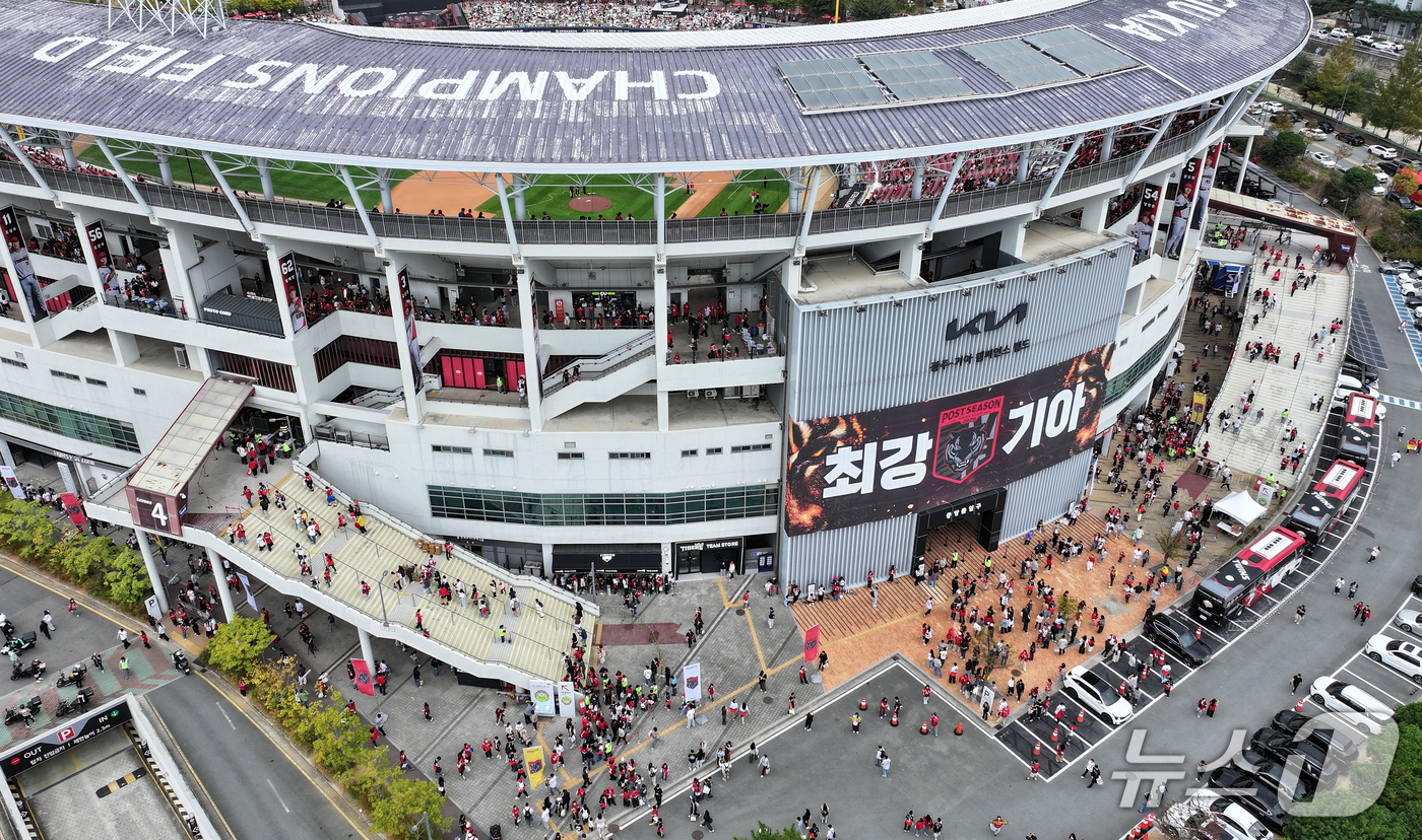 (전남광주=뉴스1) 김진환 기자 = 18일 오후 전남광주 기아챔피언스필드에서 프로야구 2026 신한 SOL KBO 포스트시즌 준플레이오프 2차전 LG 트윈스와 KIA 타이거즈의 경 …