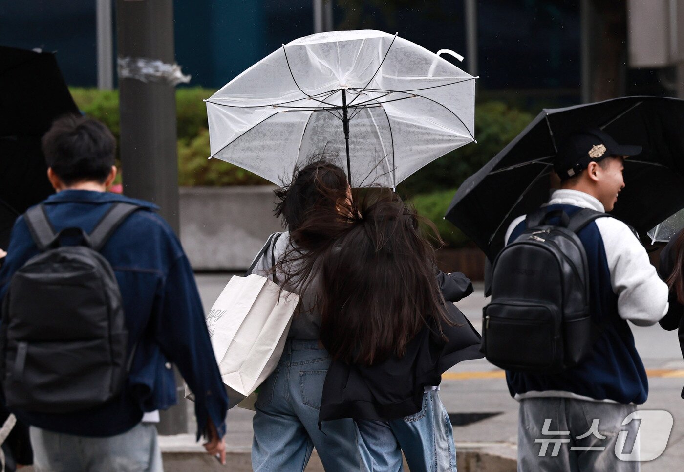 본문 이미지 - 18일 오후 서울 중구 을지로 일대에서 우산을 쓴 외국인 관광객들이 비바람을 피하고 있다. 2026.10.18 ⓒ 뉴스1 구윤성 기자