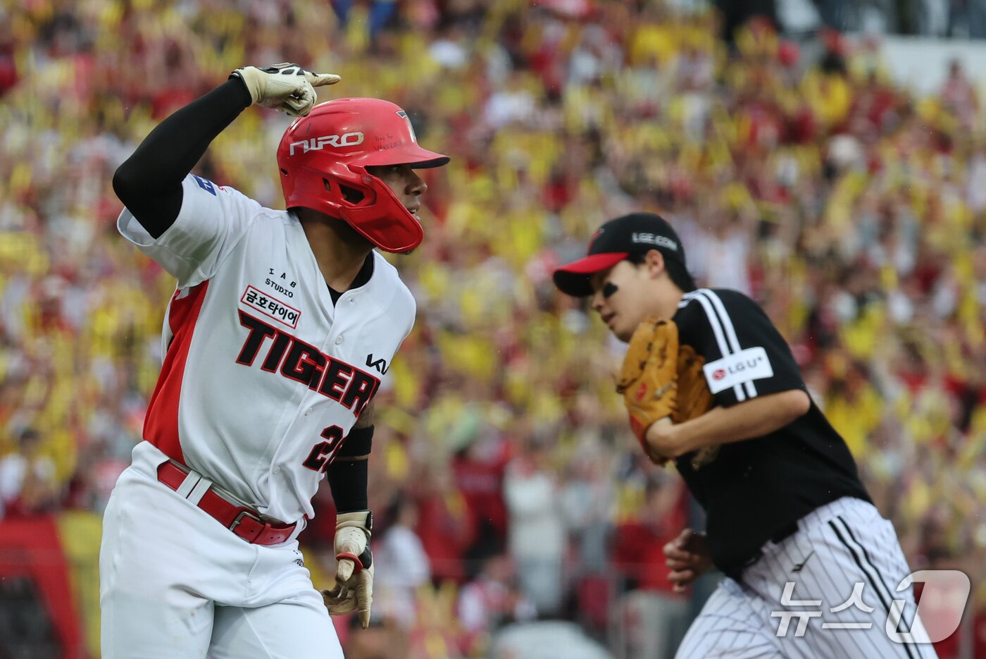 본문 이미지 - 18일 오후 전남광주 기아챔피언스필드에서 열린 프로야구 2026 신한 SOL KBO 포스트시즌 준플레이오프 2차전 LG 트윈스와 KIA 타이거즈의 경기, KIA 카스트로가 1회말 1사 1,2루 상황 적시타를 치며 환호하고 있다. 2026.10.18 ⓒ 뉴스1 김진환 기자