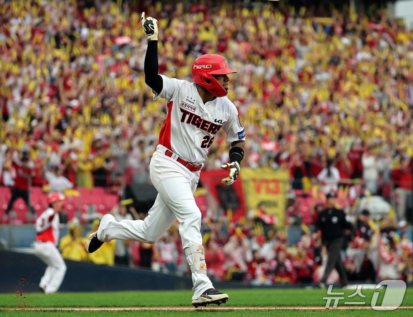 본문 이미지 - 18일 오후 전남광주 기아챔피언스필드에서 열린 프로야구 2026 신한 SOL KBO 포스트시즌 준플레이오프 2차전 LG 트윈스와 KIA 타이거즈의 경기, KIA 카스트로가 1회말 1사 1,2루 상황 적시타를 치며 환호하고 있다. 2026.10.18 ⓒ 뉴스1 김진환 기자