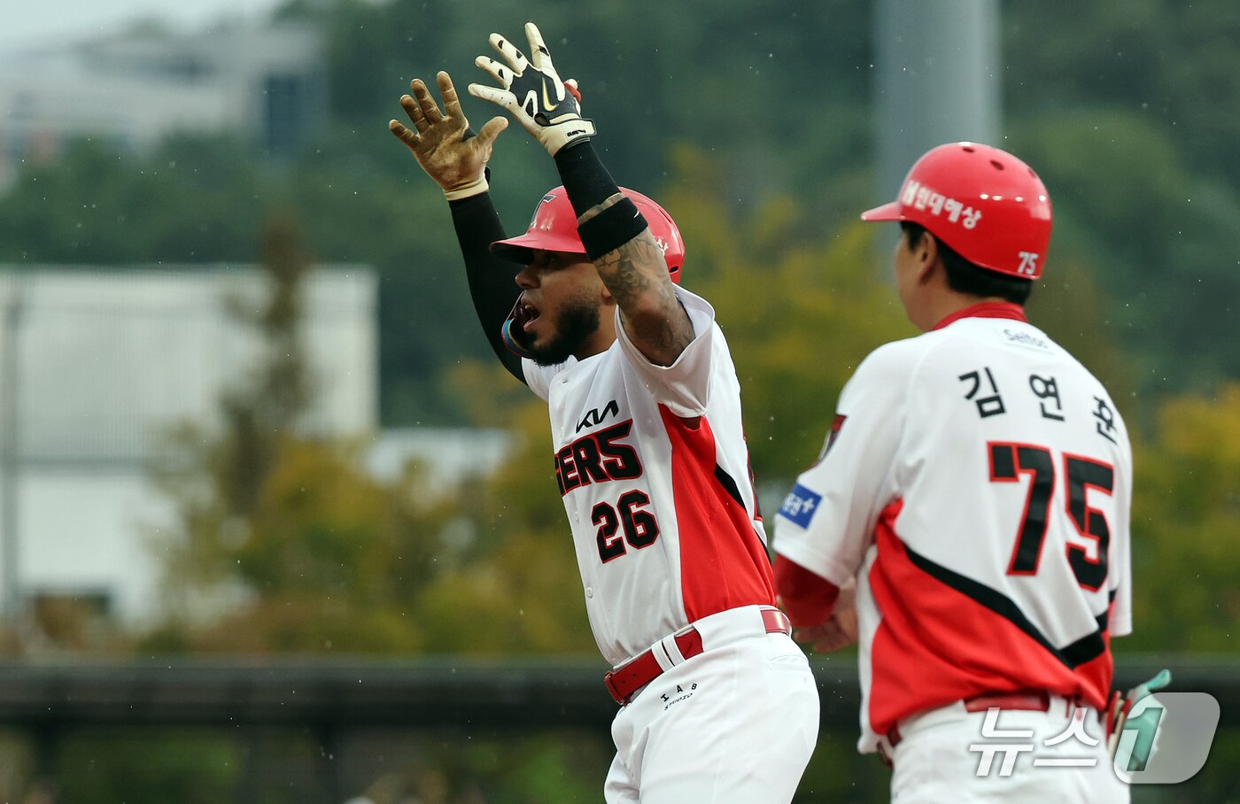 본문 이미지 - 18일 오후 전남광주 기아챔피언스필드에서 열린 프로야구 2026 신한 SOL KBO 포스트시즌 준플레이오프 2차전 LG 트윈스와 KIA 타이거즈의 경기, KIA 카스트로가 1회말 1사 1,2루 상황 적시타를 치며 환호하고 있다. 2026.10.18 ⓒ 뉴스1 김진환 기자