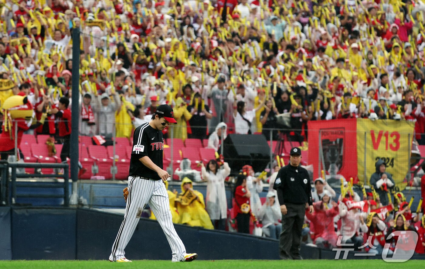 본문 이미지 - 18일 오후 전남광주 기아챔피언스필드에서 열린 프로야구 2026 신한 SOL KBO 포스트시즌 준플레이오프 2차전 LG 트윈스와 KIA 타이거즈의 경기, LG 선발 임찬규가 1회말 1사 1,3루 상황 KIA 나성범에게 적시 2루타를 허용 후 고개를 떨구고 있다. 2026.10.18 ⓒ 뉴스1 김진환 기자