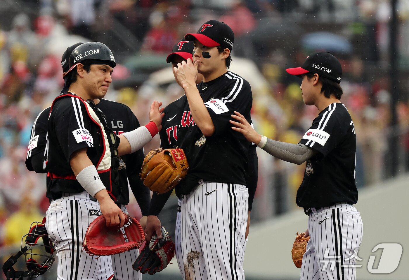 본문 이미지 - 18일 오후 전남광주 기아챔피언스필드에서 열린 프로야구 2026 신한 SOL KBO 포스트시즌 준플레이오프 2차전 LG 트윈스와 KIA 타이거즈의 경기, LG 선발 임찬규가 1회말 1사 1,3루 상황에서 강판을 앞두고 동료들의 위로를 받고 있다. 2026.10.18 ⓒ 뉴스1 김진환 기자