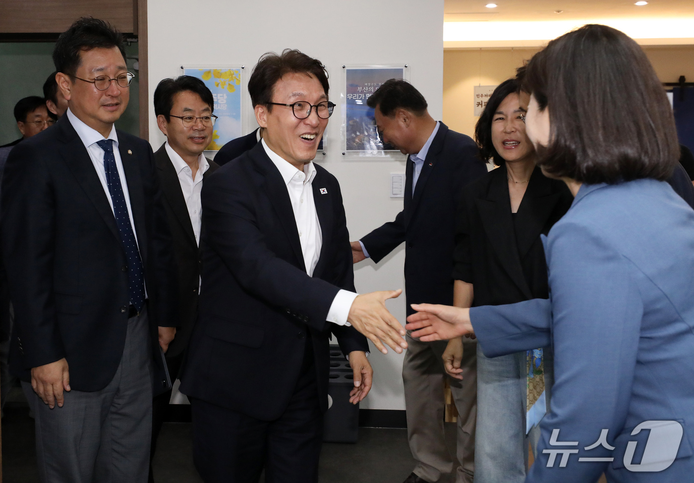 (부산=뉴스1) 윤일지 기자 = 김민석 더불어민주당 대표가 18일 부산 동구 더불어민주당 부산시당에서 열린 부산지역 기초단체장 간담회에서 참석자들과 인사하고 있다.  2026.10 …