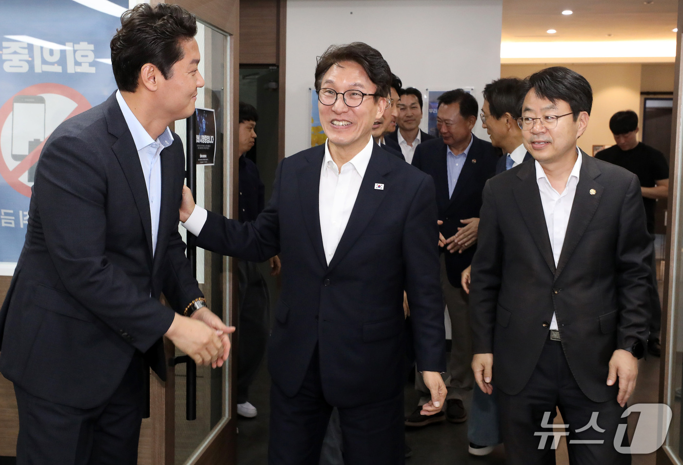 (부산=뉴스1) 윤일지 기자 = 김민석 더불어민주당 대표가 18일 부산 동구 더불어민주당 부산시당에서 열린 부산지역 기초단체장 간담회에서 참석자들과 인사하고 있다.  2026.10 …