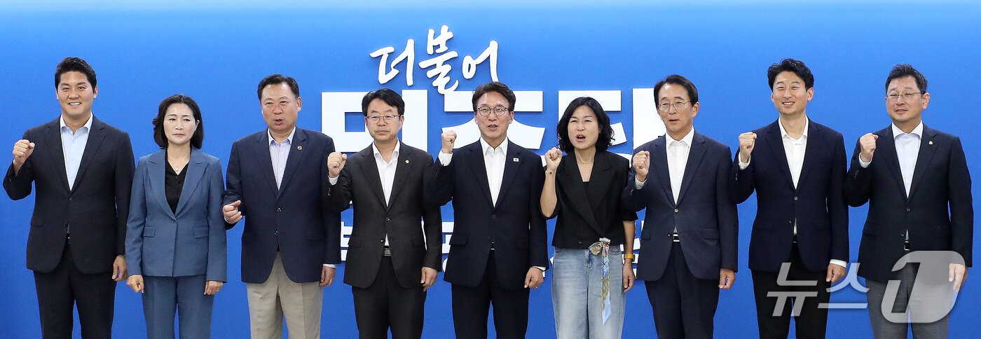 본문 이미지 - 김민석 더불어민주당 대표가 18일 부산 동구 더불어민주당 부산시당에서 열린 부산지역 기초단체장 간담회에서 참석자들과 기념촬영을 하고 있다. 2026.10.18 ⓒ 뉴스1 윤일지 기자