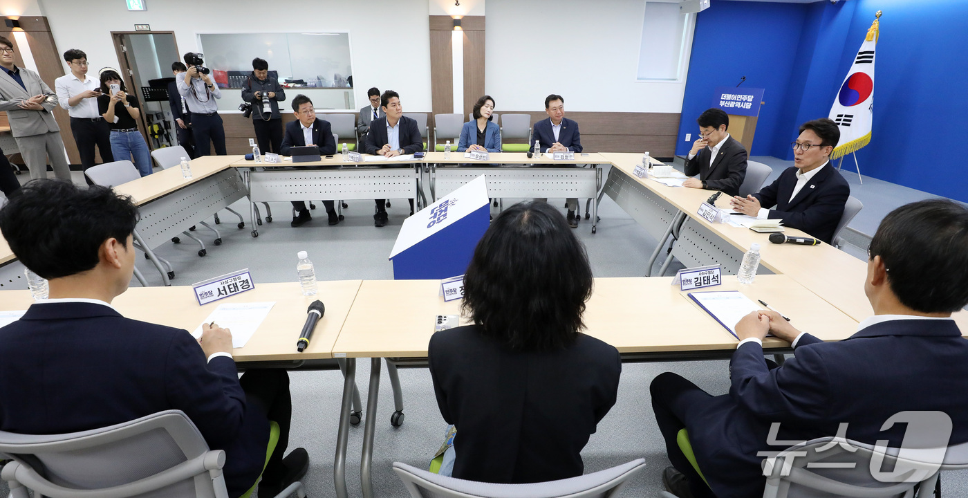 (부산=뉴스1) 윤일지 기자 = 김민석 더불어민주당 대표가 18일 부산 동구 더불어민주당 부산시당에서 열린 부산지역 기초단체장 간담회에서 발언하고 있다.  2026.10.18/뉴스 …