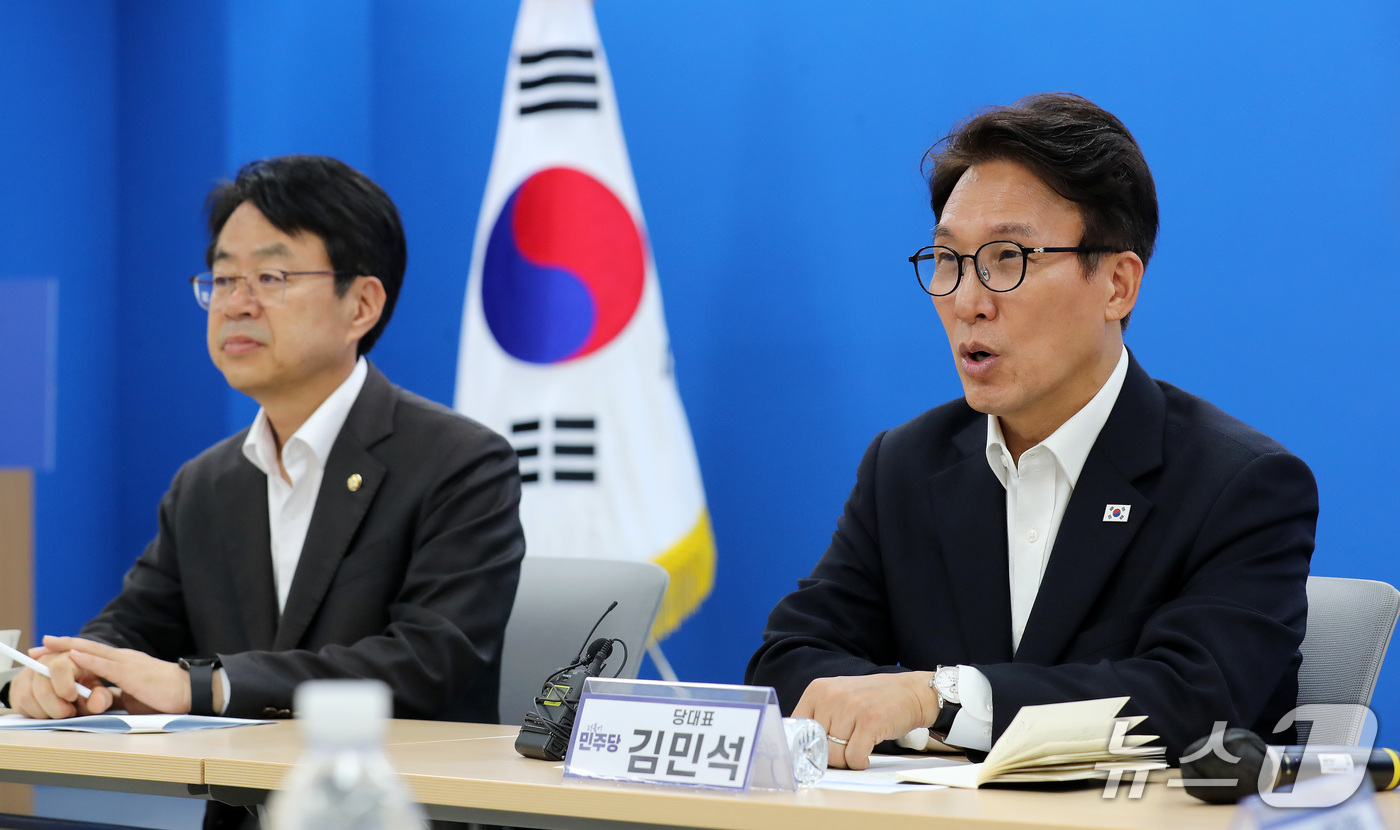 (부산=뉴스1) 윤일지 기자 = 김민석 더불어민주당 대표가 18일 부산 동구 더불어민주당 부산시당에서 열린 부산지역 기초단체장 간담회에서 발언하고 있다. 2026.10.18/뉴스1 …