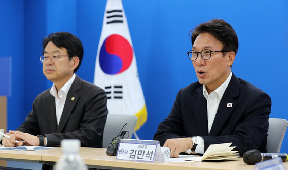 부산 기초단체장 간담회서 발언하는 김민석
