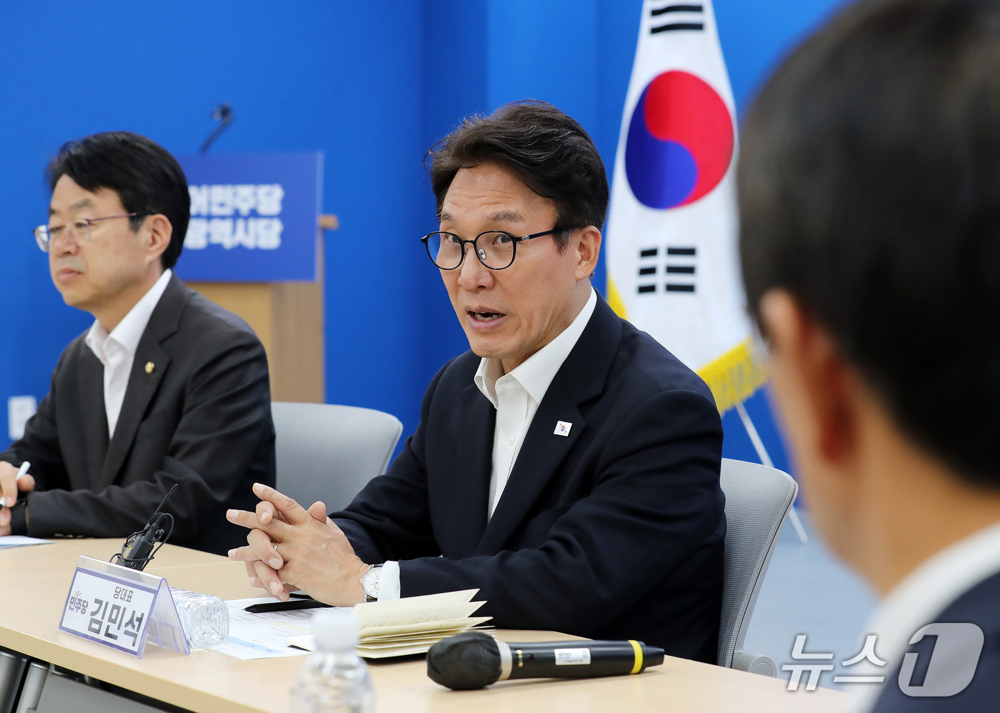 (부산=뉴스1) 윤일지 기자 = 김민석 더불어민주당 대표가 18일 부산 동구 더불어민주당 부산시당에서 열린 부산지역 기초단체장 간담회에서 발언하고 있다. 2026.10.18/뉴스1 …