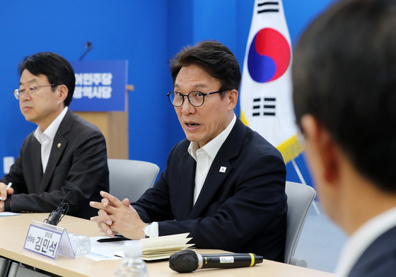 부산 기초단체장 간담회서 발언하는 김민석 대표