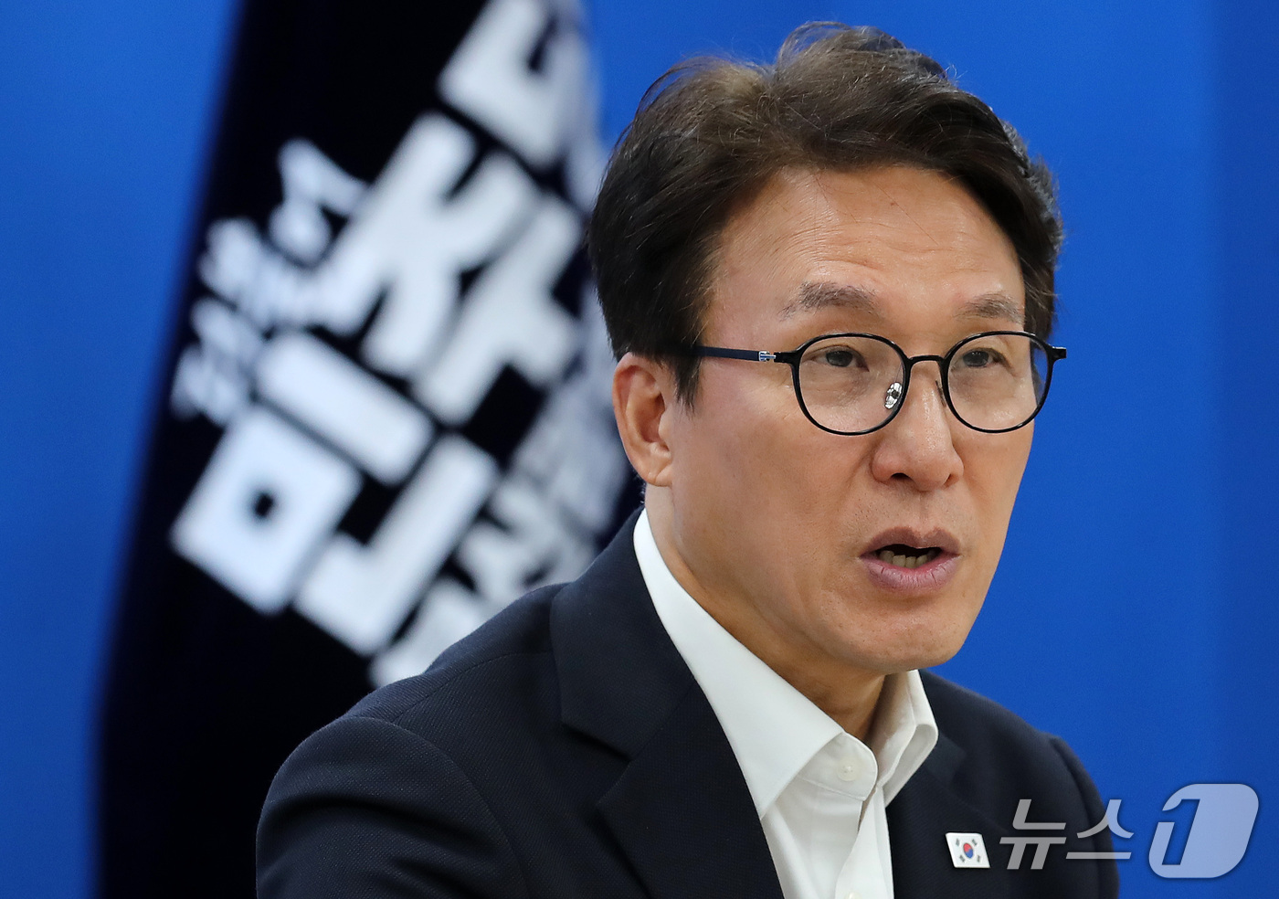(부산=뉴스1) 윤일지 기자 = 김민석 더불어민주당 대표가 18일 부산 동구 더불어민주당 부산시당에서 열린 부산지역 기초단체장 간담회에서 발언하고 있다. 2026.10.18/뉴스1 …