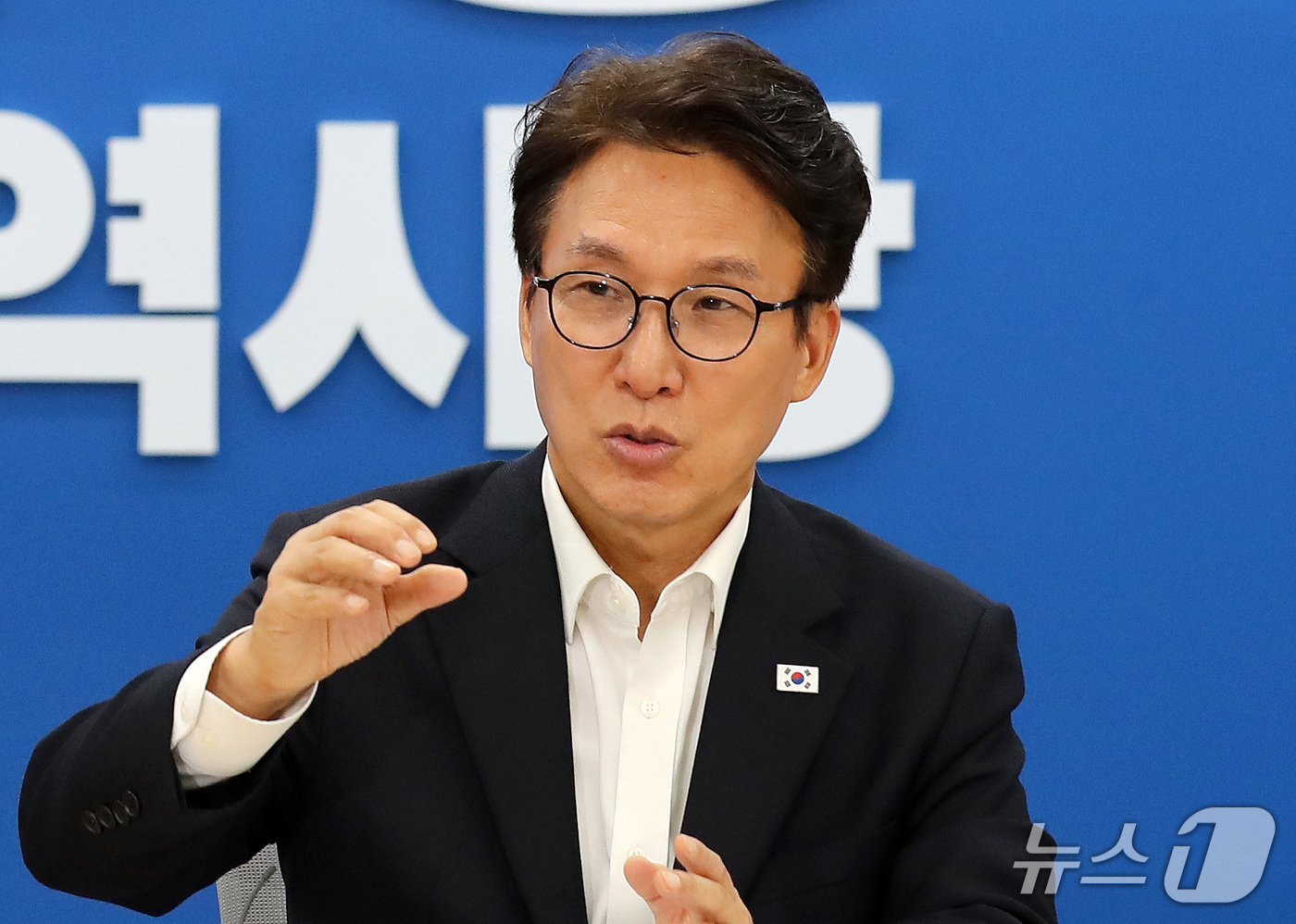 (부산=뉴스1) 윤일지 기자 = 김민석 더불어민주당 대표가 18일 부산 동구 더불어민주당 부산시당에서 열린 부산지역 기초단체장 간담회에서 발언하고 있다. 2026.10.18/뉴스1 …