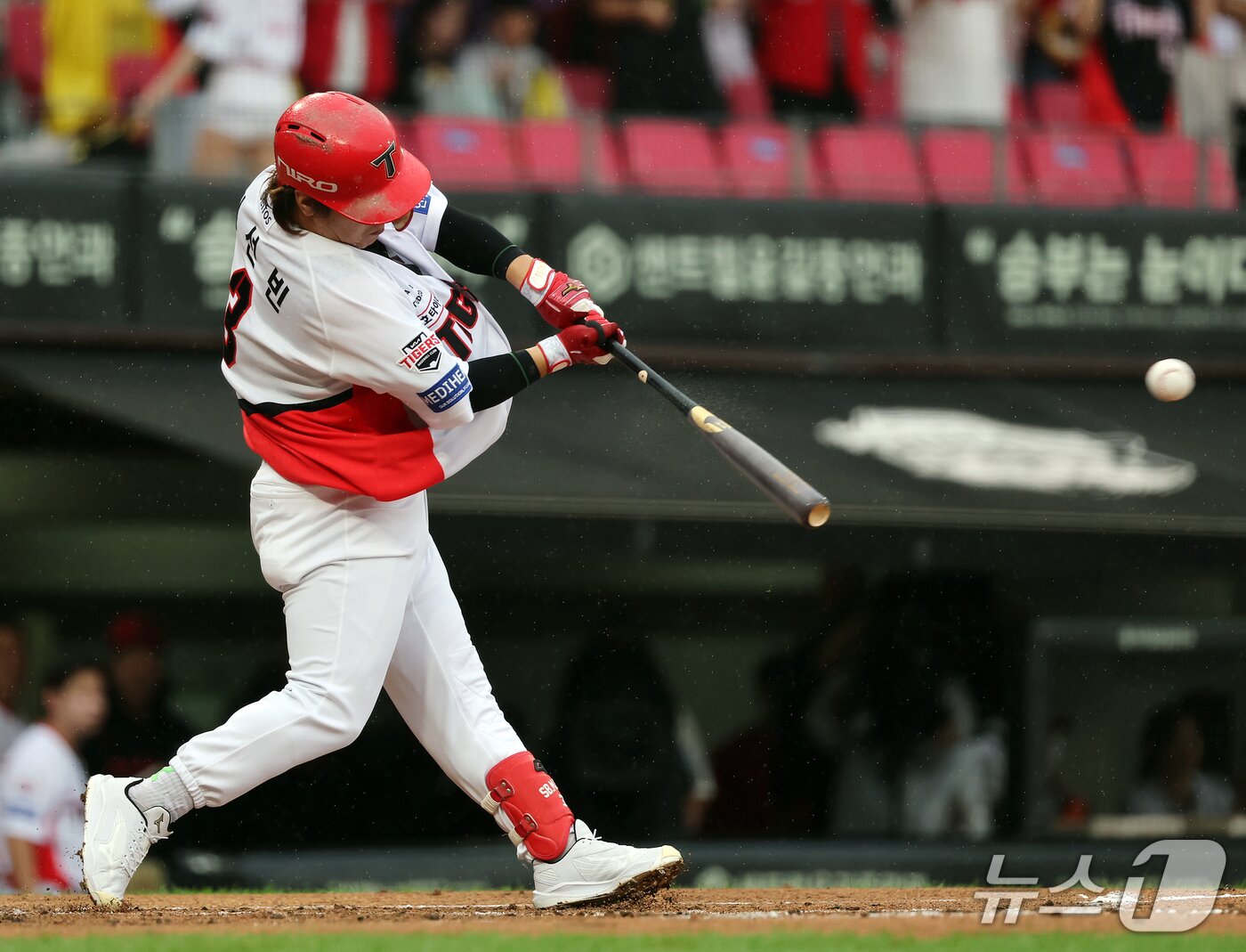 본문 이미지 - 18일 오후 전남광주 기아챔피언스필드에서 열린 프로야구 2026 신한 SOL KBO 포스트시즌 준플레이오프 2차전 LG 트윈스와 KIA 타이거즈의 경기, KIA 김선빈이 1회말 1사 2,3루 상황 2타점 적시 2루타를 치고 있다. 2026.10.18 ⓒ 뉴스1 김진환 기자