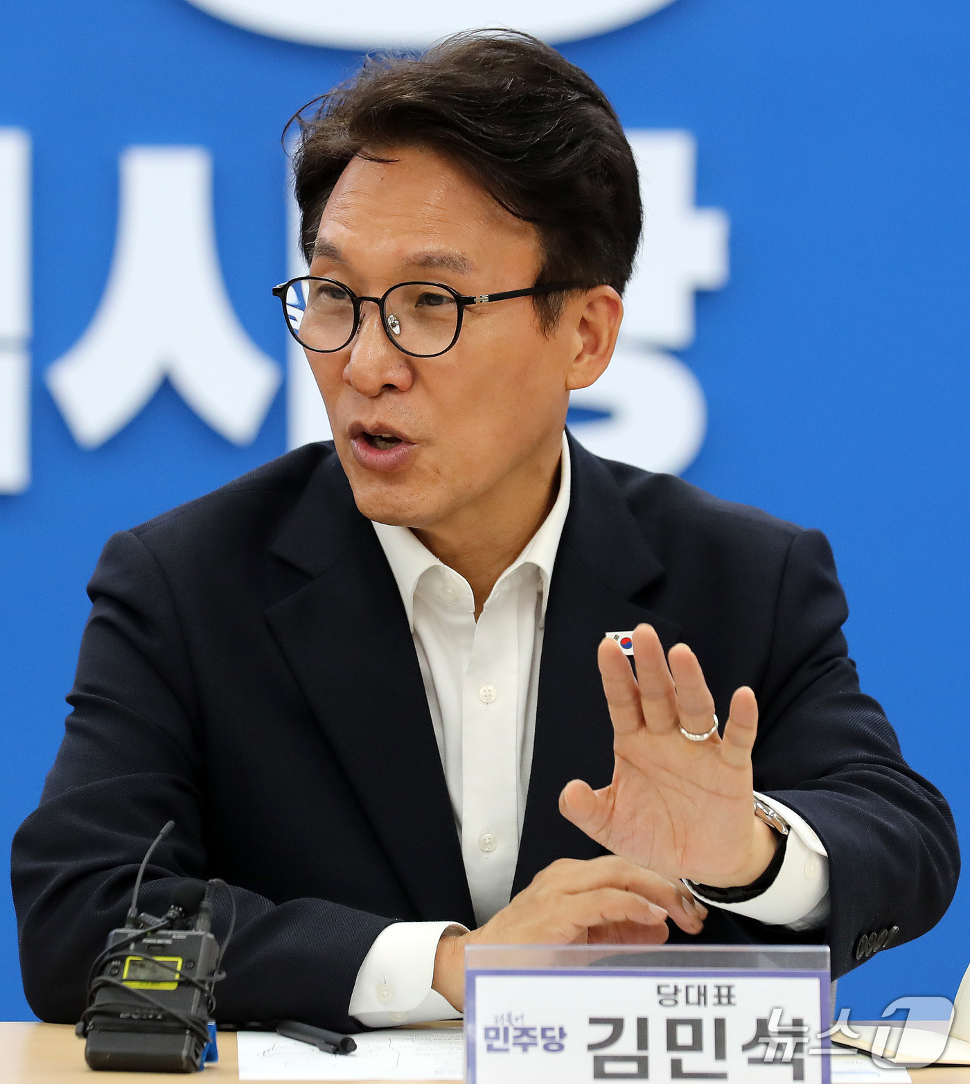 (부산=뉴스1) 윤일지 기자 = 김민석 더불어민주당 대표가 18일 부산 동구 더불어민주당 부산시당에서 열린 부산지역 기초단체장 간담회에서 발언하고 있다. 2026.10.18/뉴스1 …
