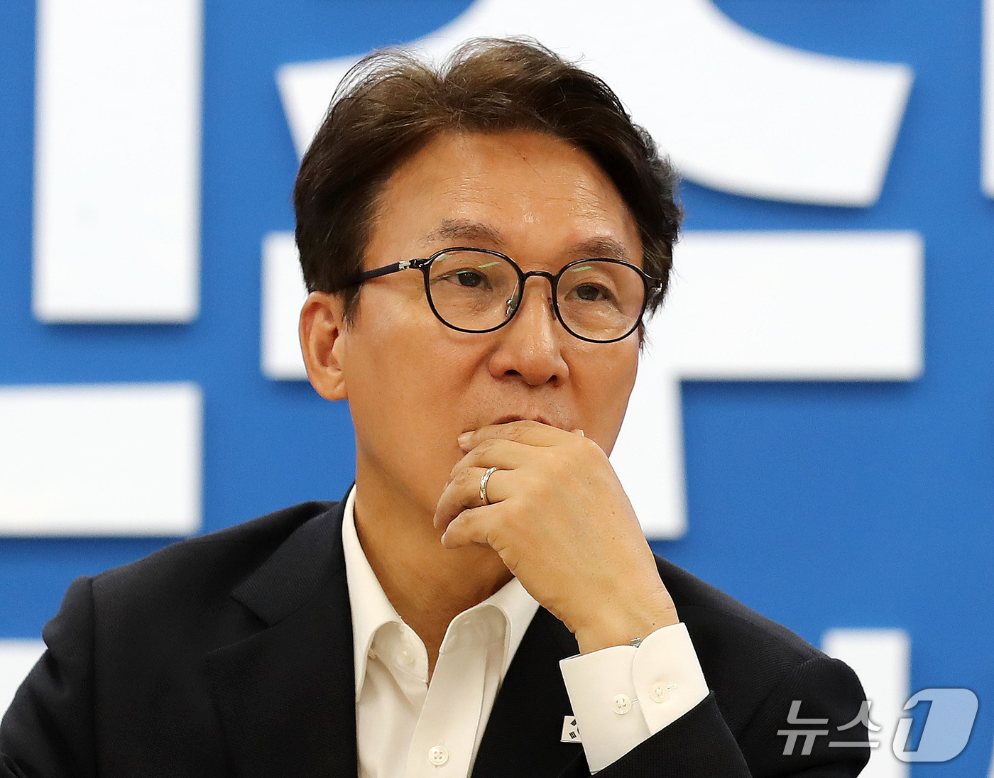 (부산=뉴스1) 윤일지 기자 = 김민석 더불어민주당 대표가 18일 부산 동구 더불어민주당 부산시당에서 열린 부산지역 기초단체장 간담회에서 기초단체장의 발언을 듣고 있다.   202 …