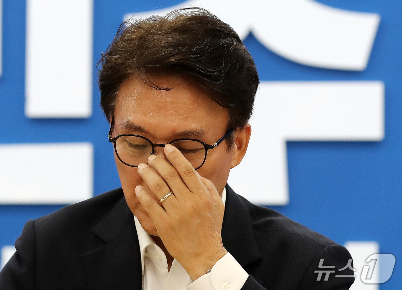 (부산=뉴스1) 윤일지 기자 = 김민석 더불어민주당 대표가 18일 부산 동구 더불어민주당 부산시당에서 열린 부산지역 기초단체장 간담회에서 안경을 고쳐쓰고 있다. 2026.10.18 …