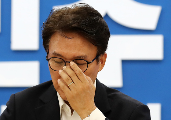 안경 고쳐쓰는 김민석 대표