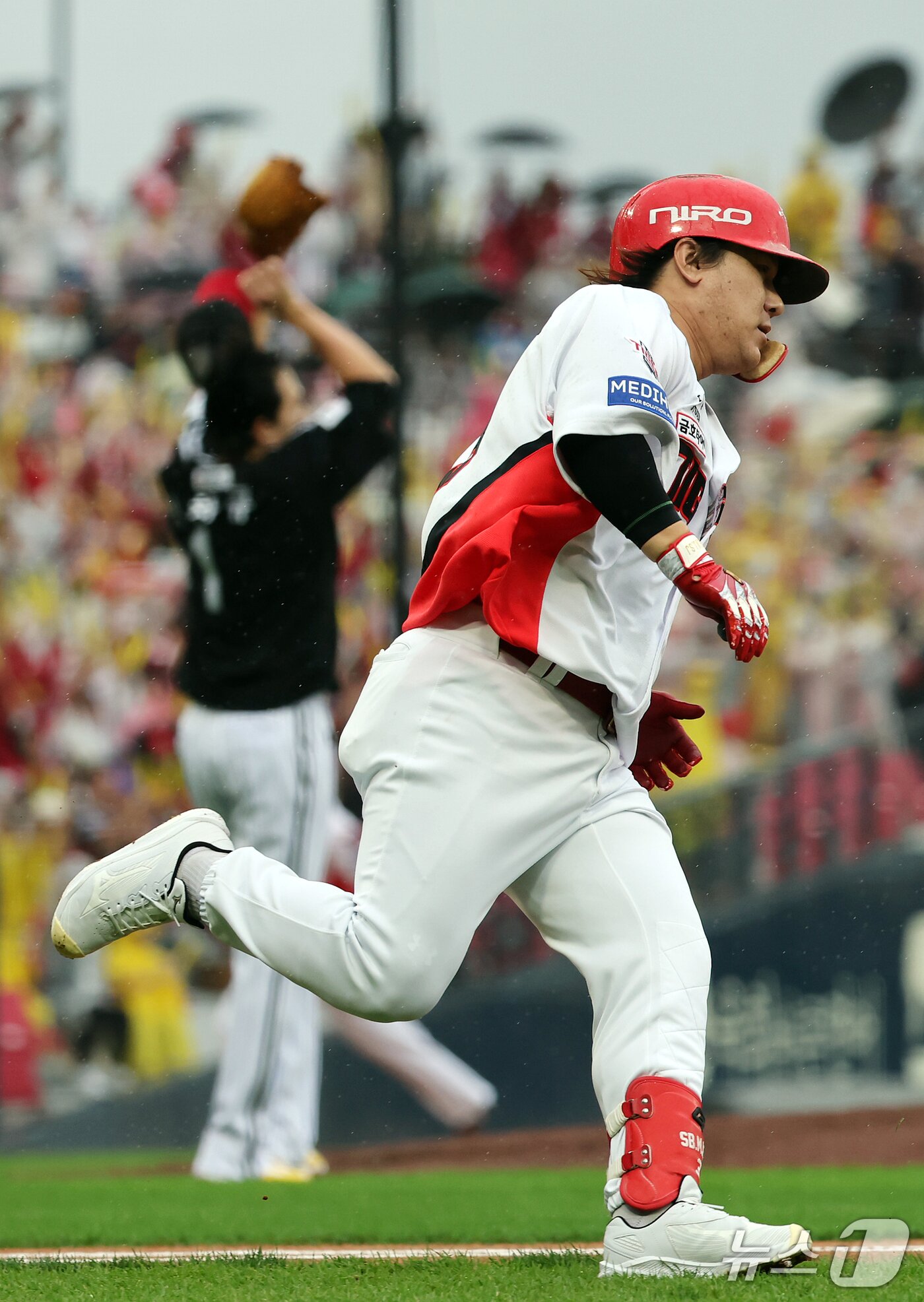 본문 이미지 - 18일 오후 전남광주 기아챔피언스필드에서 열린 프로야구 2026 신한 SOL KBO 포스트시즌 준플레이오프 2차전 LG 트윈스와 KIA 타이거즈의 경기, 1회말 1사 2루 상황 KIA 한준수 2루타에 2루 주자 김선빈이 홈을 향해 달리고 있다. 2026.10.18 ⓒ 뉴스1 김진환 기자