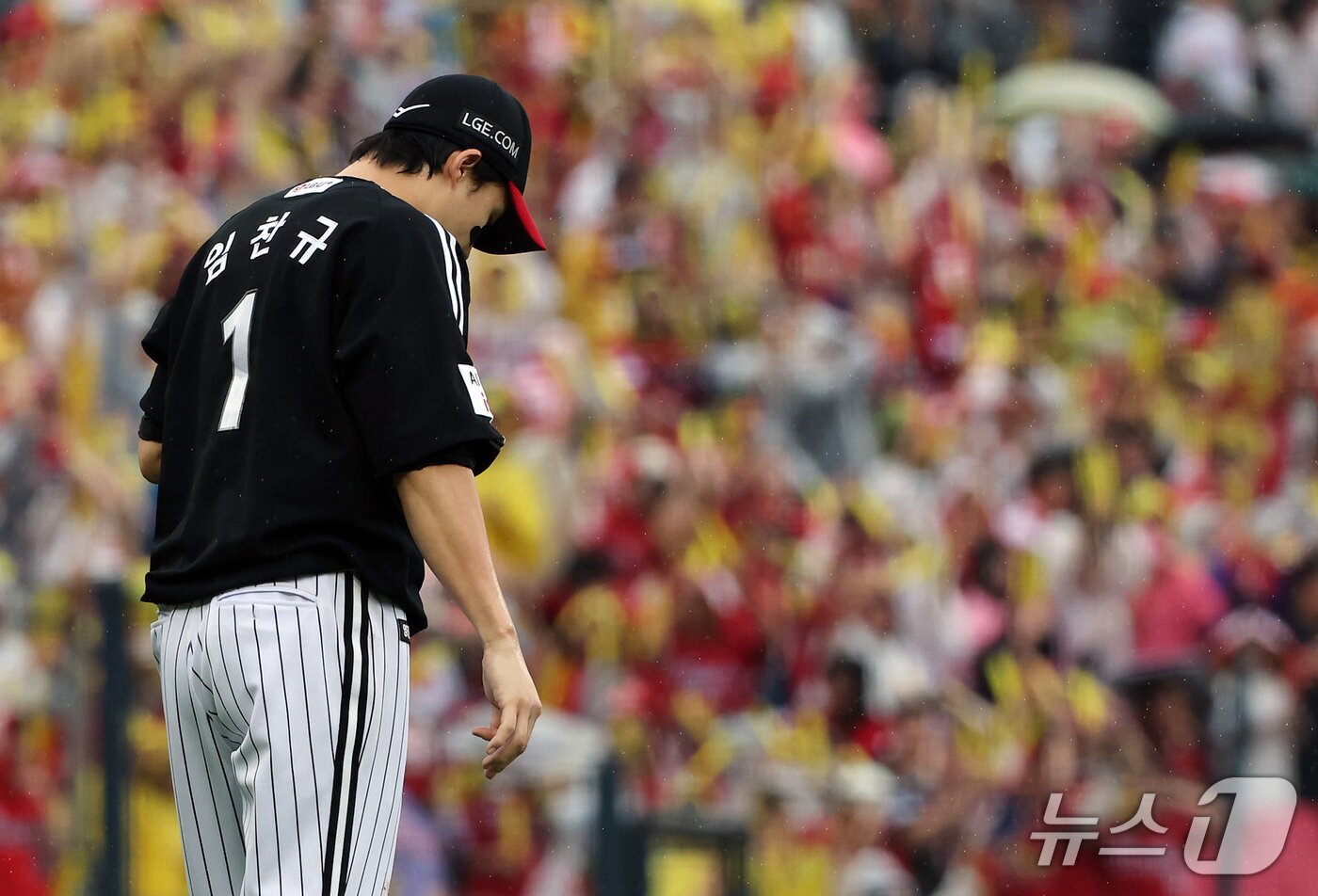 본문 이미지 - 18일 오후 전남광주 기아챔피언스필드에서 열린 프로야구 2026 신한 SOL KBO 포스트시즌 준플레이오프 2차전 LG 트윈스와 KIA 타이거즈의 경기, LG 선발 임찬규가 1회말 1사 2,3루 상황 KIA 김선빈에게 2타점 2루타를 허용 후 고개를 떨구고 있다. 2026.10.18 ⓒ 뉴스1 김진환 기자