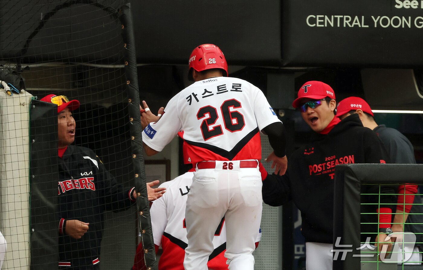 본문 이미지 - 18일 오후 전남광주 기아챔피언스필드에서 열린 프로야구 2026 신한 SOL KBO 포스트시즌 준플레이오프 2차전 LG 트윈스와 KIA 타이거즈의 경기, KIA 이범호 감독과 손승락 수석코치(오른쪽)가 1회말 1사 2,3루 상황 김선빈의 2타점 적시 2루타 때 득점에 성공한 카스트로와 하이파이브를 하고 있다. 2026.10.18 ⓒ 뉴스1 김진환 기자