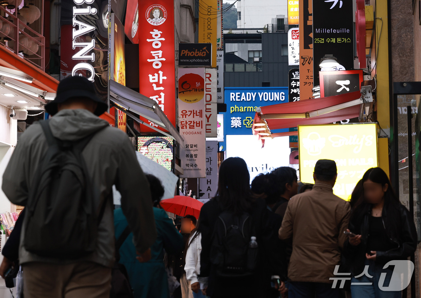 (서울=뉴스1) 구윤성 기자 = 코스피가 한때 9000선을 넘었다가 5700선 아래로 떨어지면서 주식 투자 손실이 가계의 소비 위축으로 번질 수 있다는 우려가 나온다.국가데이터처에 …