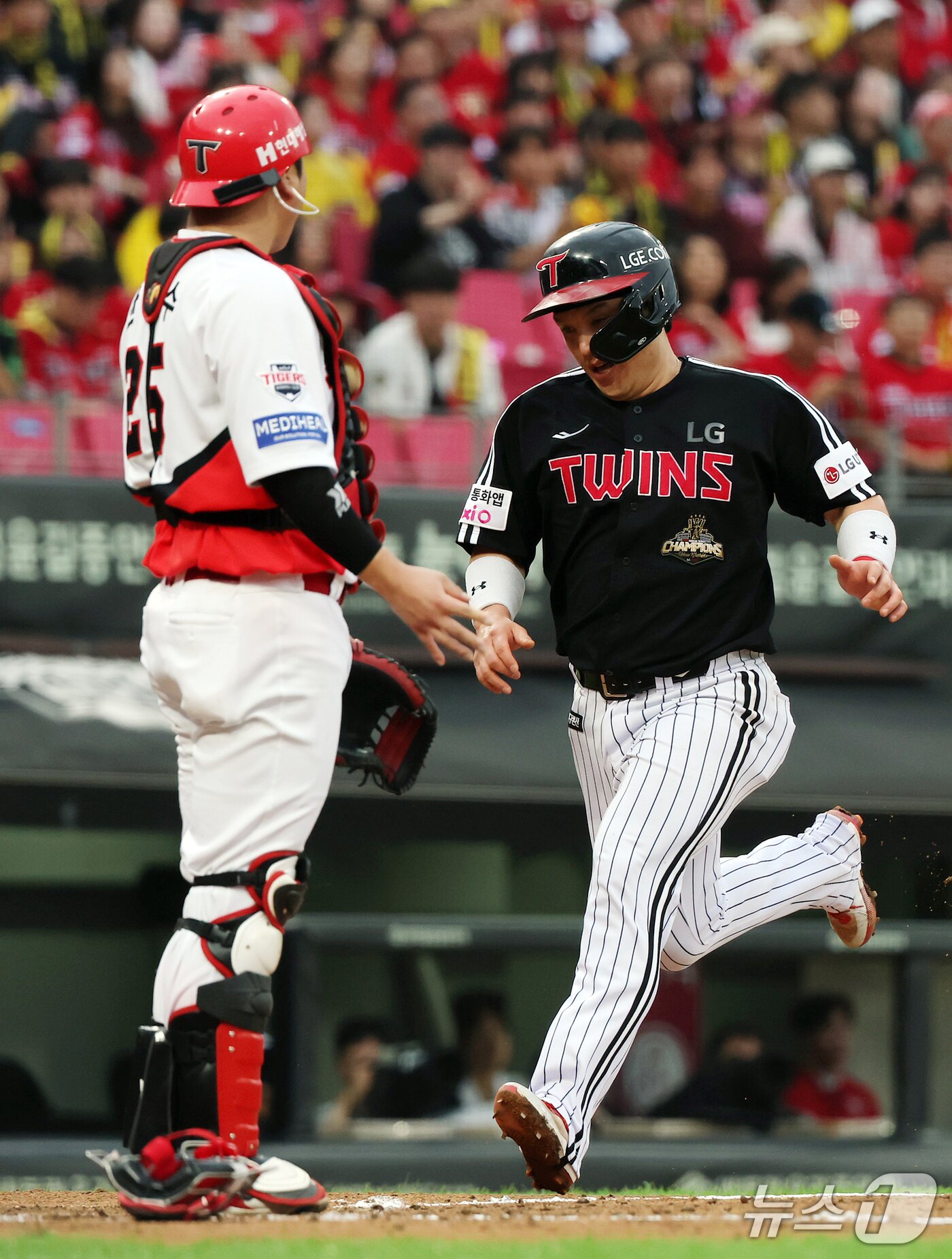 본문 이미지 - 18일 오후 전남광주 기아챔피언스필드에서 열린 프로야구 2026 신한 SOL KBO 포스트시즌 준플레이오프 2차전 LG 트윈스와 KIA 타이거즈의 경기, LG 박동원이 3회초 1사 2루 상황 구본혁의 적시타 때 득점에 성공하고 있다. 2026.10.18 ⓒ 뉴스1 김진환 기자