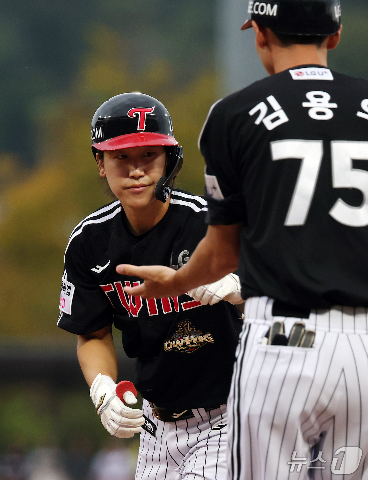 (전남광주=뉴스1) 김진환 기자 = 18일 오후 전남광주 기아챔피언스필드에서 열린 프로야구 2026 신한 SOL KBO 포스트시즌 준플레이오프 2차전 LG 트윈스와 KIA 타이거즈 …