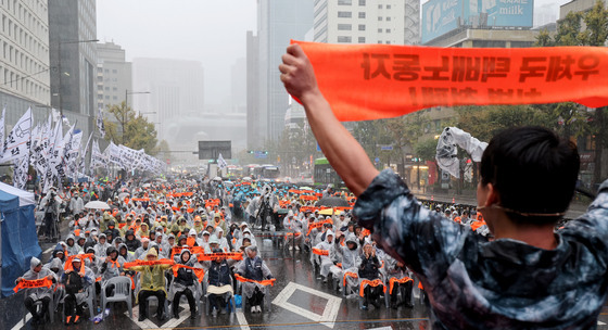 "원청 교섭·주5일제 쟁취"…가을비 뚫고 거리 나선 택배 노동자들