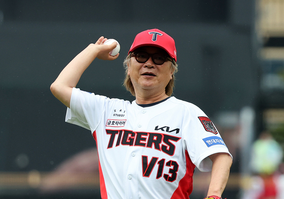 승리기원 시구하는 김의성