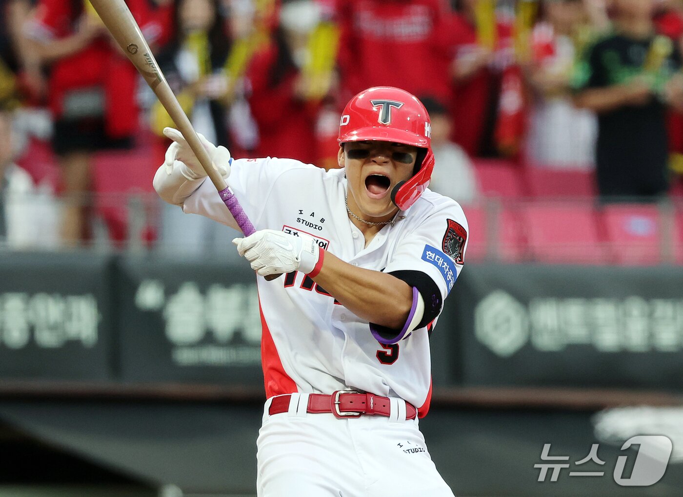 본문 이미지 - 18일 오후 전남광주 기아챔피언스필드에서 열린 프로야구 2026 신한 SOL KBO 포스트시즌 준플레이오프 2차전 LG 트윈스와 KIA 타이거즈의 경기, KIA 김도영이 4회말 2사 LG 우강훈의 사구에 고통스러워 하고 있다. 2026.10.18 ⓒ 뉴스1 김진환 기자