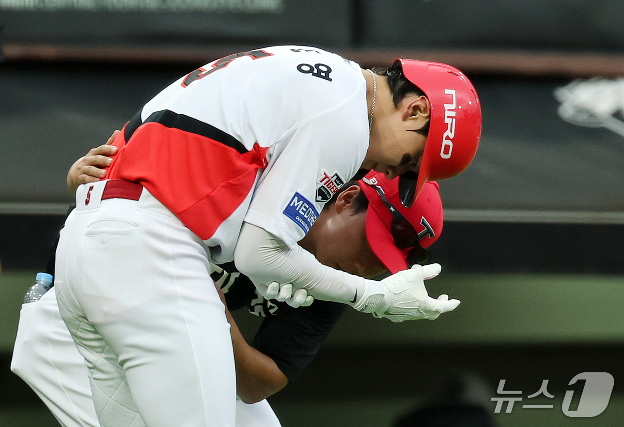 (전남광주=뉴스1) 김진환 기자 = 18일 오후 전남광주 기아챔피언스필드에서 열린 프로야구 2026 신한 SOL KBO 포스트시즌 준플레이오프 2차전 LG 트윈스와 KIA 타이거즈 …
