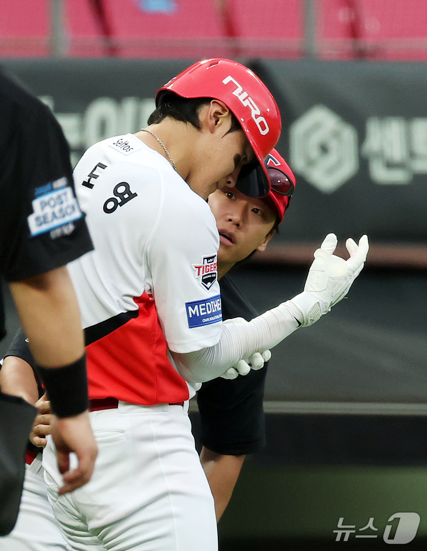 (전남광주=뉴스1) 김진환 기자 = 18일 오후 전남광주 기아챔피언스필드에서 열린 프로야구 2026 신한 SOL KBO 포스트시즌 준플레이오프 2차전 LG 트윈스와 KIA 타이거즈 …