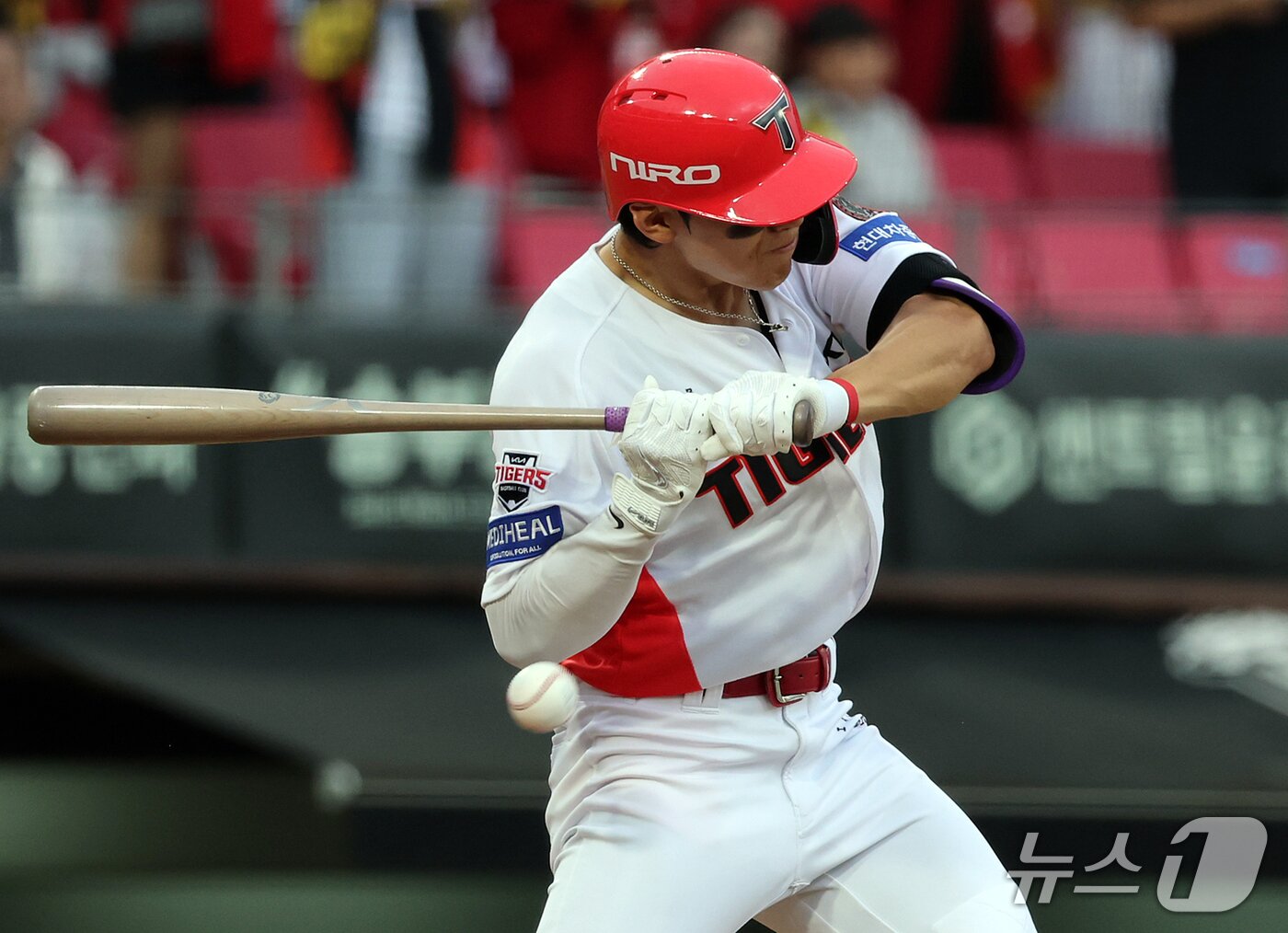 본문 이미지 - 18일 오후 전남광주 기아챔피언스필드에서 열린 프로야구 2026 신한 SOL KBO 포스트시즌 준플레이오프 2차전 LG 트윈스와 KIA 타이거즈의 경기, KIA 김도영이 4회말 2사 LG 우강훈의 사구를 맞고 있다. 2026.10.18 ⓒ 뉴스1 김진환 기자