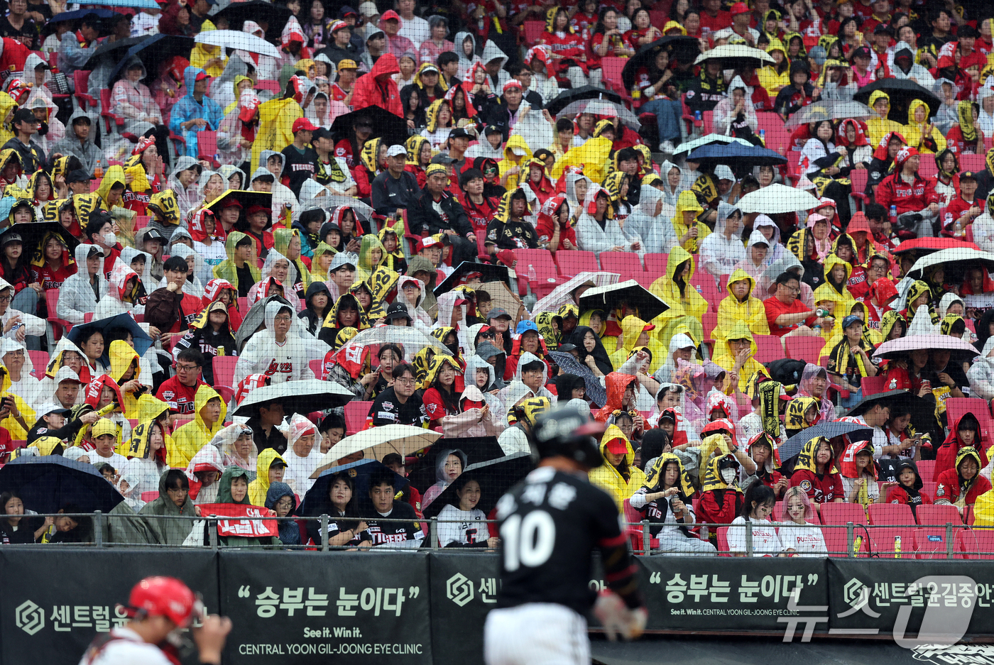 (전남광주=뉴스1) 김진환 기자 = 18일 오후 전남광주 기아챔피언스필드에서 열린 프로야구 2026 신한 SOL KBO 포스트시즌 준플레이오프 2차전 LG 트윈스와 KIA 타이거즈 …