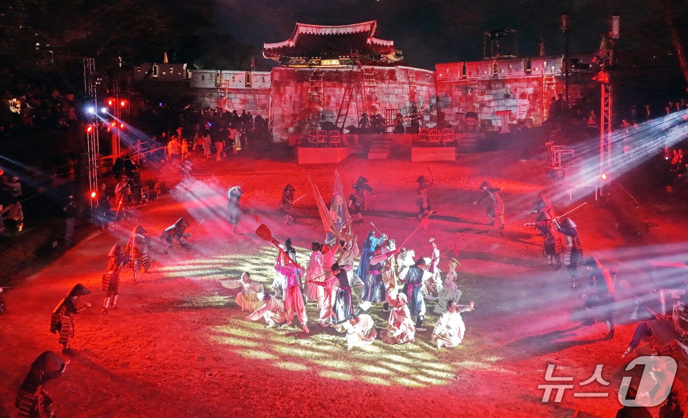 본문 이미지 - 16일부터 18일까지 사흘간 동래 전역에서 열린 제 32회 동래읍성역사축제에서 대표 프로그램인 동래성전투재현 실경뮤지컬 '외로운 성' 야간공연이 펼쳐지고 있다. (동래구청 제공. 재판매 및 DB 금지) 2026.10.18 ⓒ 뉴스1