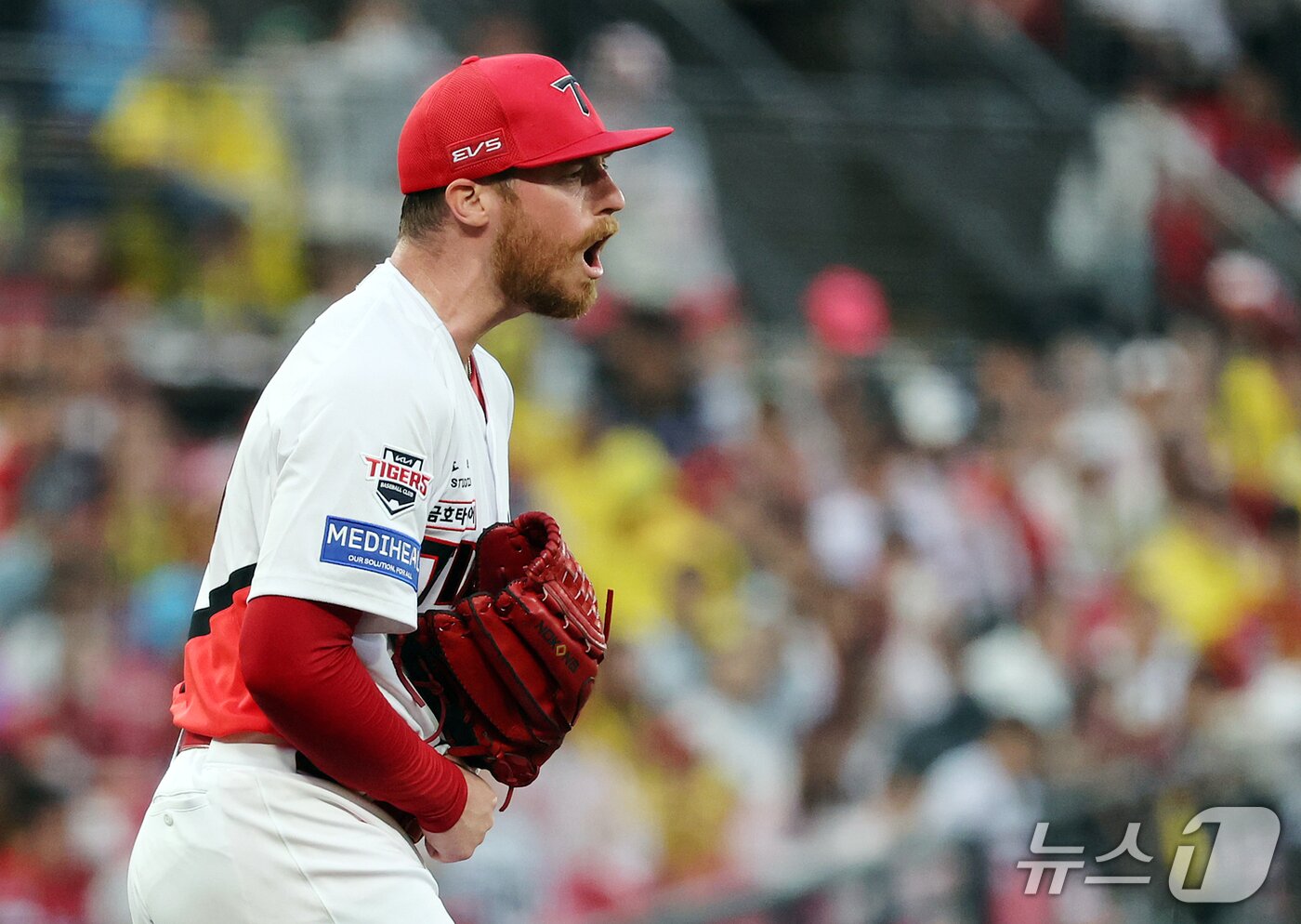 본문 이미지 - 18일 오후 전남광주 기아챔피언스필드에서 열린 프로야구 2026 신한 SOL KBO 포스트시즌 준플레이오프 2차전 LG 트윈스와 KIA 타이거즈의 경기, KIA 선발 올러가 6회초 2사 1루 상황 LG 이재원을 삼진으로 잡은 후 포효하고 있다. 2026.10.18 ⓒ 뉴스1 김진환 기자