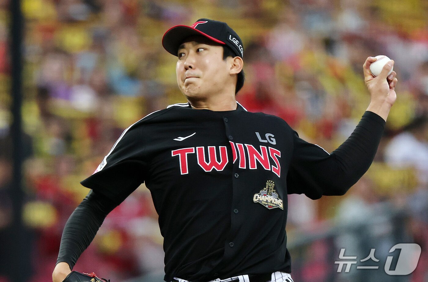 본문 이미지 - 18일 오후 전남광주 기아챔피언스필드에서 열린 프로야구 2026 신한 SOL KBO 포스트시즌 준플레이오프 2차전 LG 트윈스와 KIA 타이거즈의 경기, LG 손주영이 6회말 등판해 힘차게 공을 던지고 있다. 2026.10.18 ⓒ 뉴스1 김진환 기자