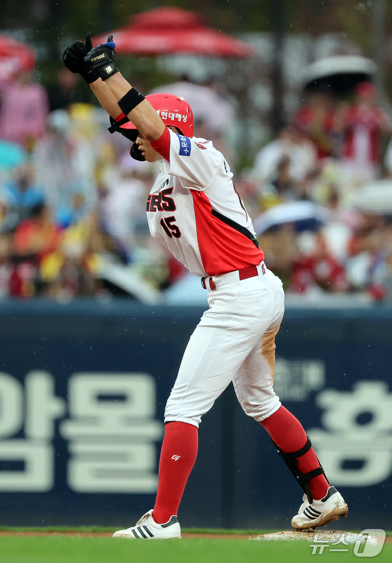 (전남광주=뉴스1) 김진환 기자 = 18일 오후 전남광주 기아챔피언스필드에서 열린 프로야구 2026 신한 SOL KBO 포스트시즌 준플레이오프 2차전 LG 트윈스와 KIA 타이거즈 …