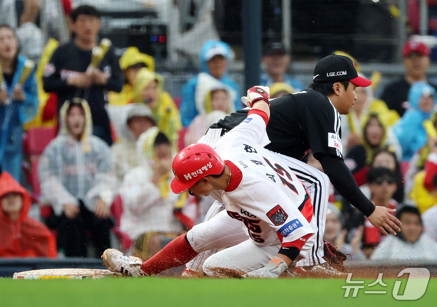 본문 이미지 - 18일 오후 전남광주 기아챔피언스필드에서 열린 프로야구 2026 신한 SOL KBO 포스트시즌 준플레이오프 2차전 LG 트윈스와 KIA 타이거즈의 경기, KIA 박재현이 7회말 무사 2루 상황 김도영의 외야 플라이 때 3루로 쇄도해 세이프 되고 있다. 2026.10.18 ⓒ 뉴스1 김진환 기자
